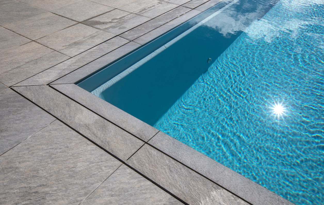 Fliesen am Swimmingpool